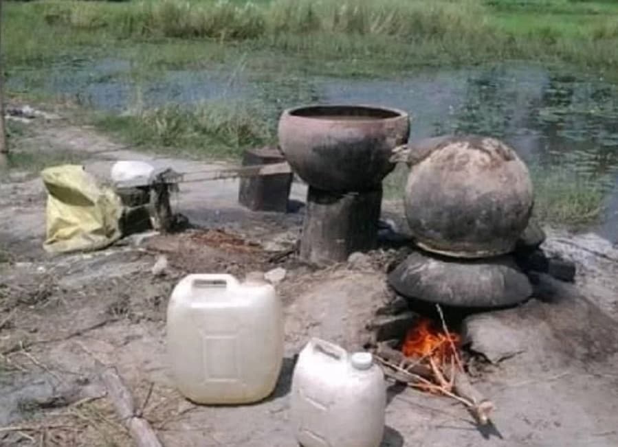 राजधानी में कच्ची शराब का कारोबार ज़ोरों पर, पुलिस ने 56 लीटर अवैध शराब पकड़ी