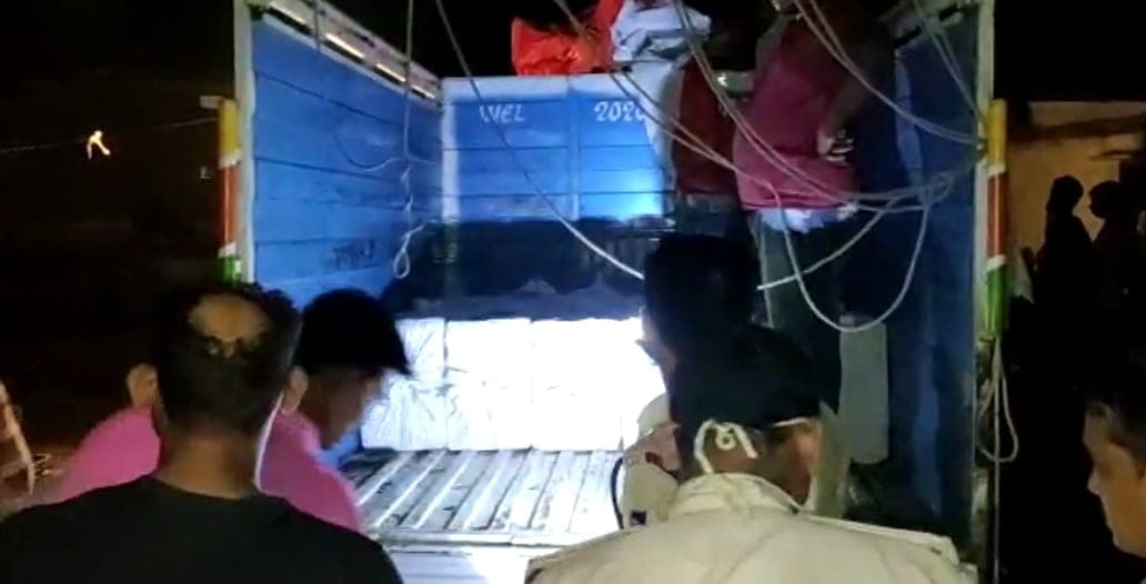 सतना में लावारिस हालत में मिली कोरेक्स से भरी बोलेरो पिकअप, आरोपी फरार