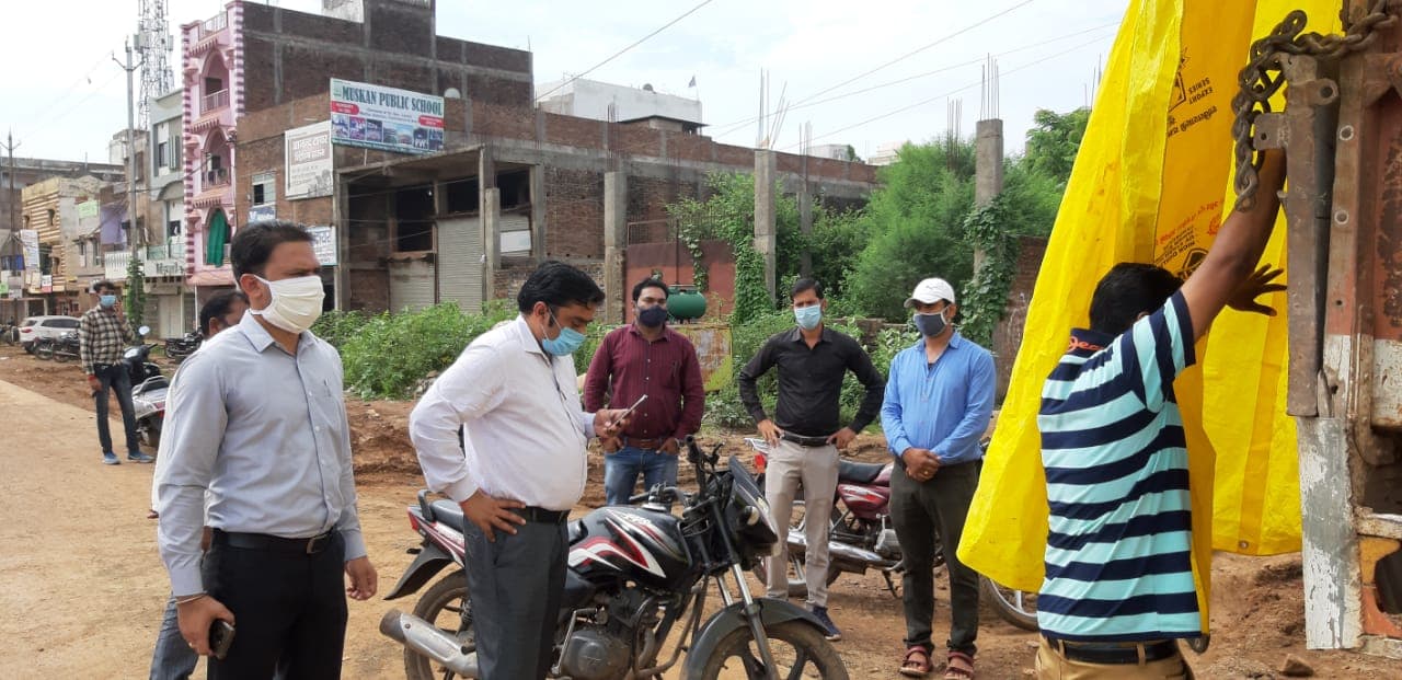 एसडीएम ने पकड़ा गेंहू से भरा ट्रक, खाद्य विभाग की टीम करेगी गेंहू की जांच