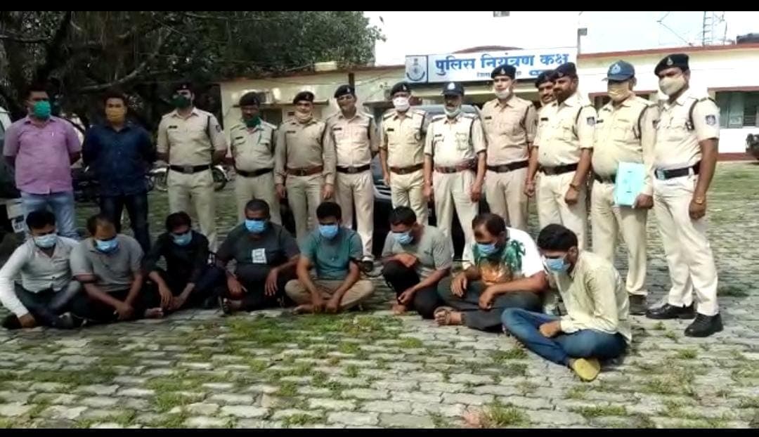 पुलिस ने अंतरराष्ट्रीय आपराधिक गिरोह को पकड़ा, हथियार और गाड़ियां बरामद