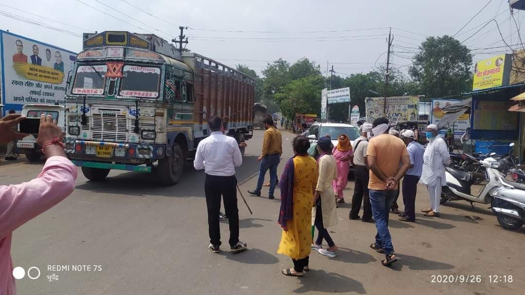 स्वैच्छिक रूप से बाजार बंद के दौरान खुली इक्का–दुक्का दुकानें, SDM ने किया निरीक्षण