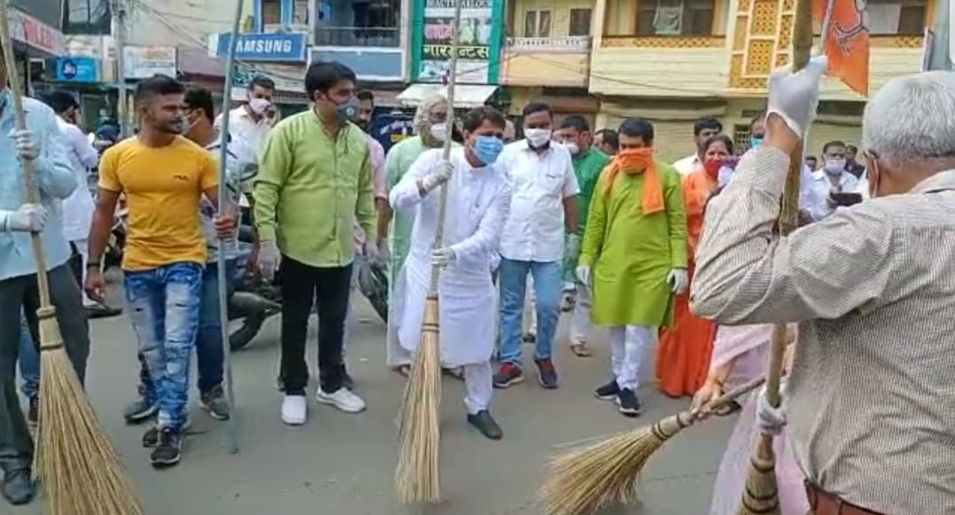 तीन दिन पहले मना डाला प्रधानमंत्री का जन्मदिन, बीजेपी जिलाध्यक्ष ने झाड़ू फेरी
