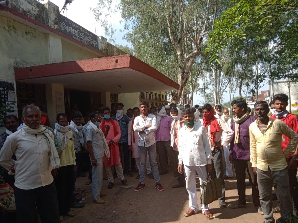ग्रामीणों ने की अपनी पसंद का सेल्समेन रखने की मांग, राशन वितरण का मामला