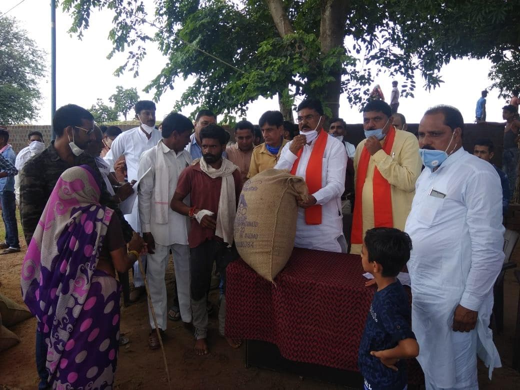 बाढ़ प्रभावित इलाकों के दौरे पर कृषि मंत्री, ग्रामीणों की समस्याओं का मौके पर निराकरण