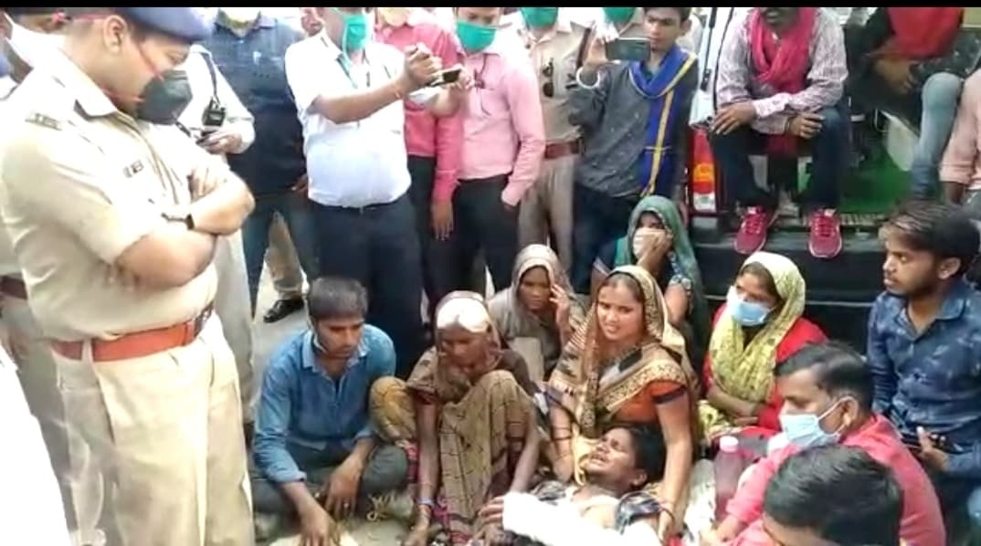 चोरी के शक में ट्रक ड्राइवर के साथ थाने में मारपीट, एसपी ऑफिस के बाहर चक्काजाम, जाँच के आदेश