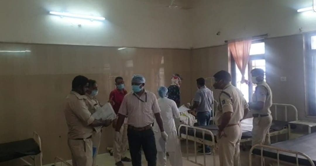 ट्रेन में चोर का पीछा करते युवक गिरा, महिला का बैग लेकर भागा चोर