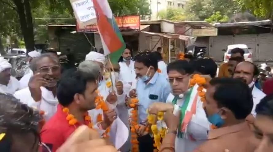 किसानों की मांगों को लेकर कांग्रेस ने निकाली दांडी यात्रा, राज्यपाल को सौंपा ज्ञापन