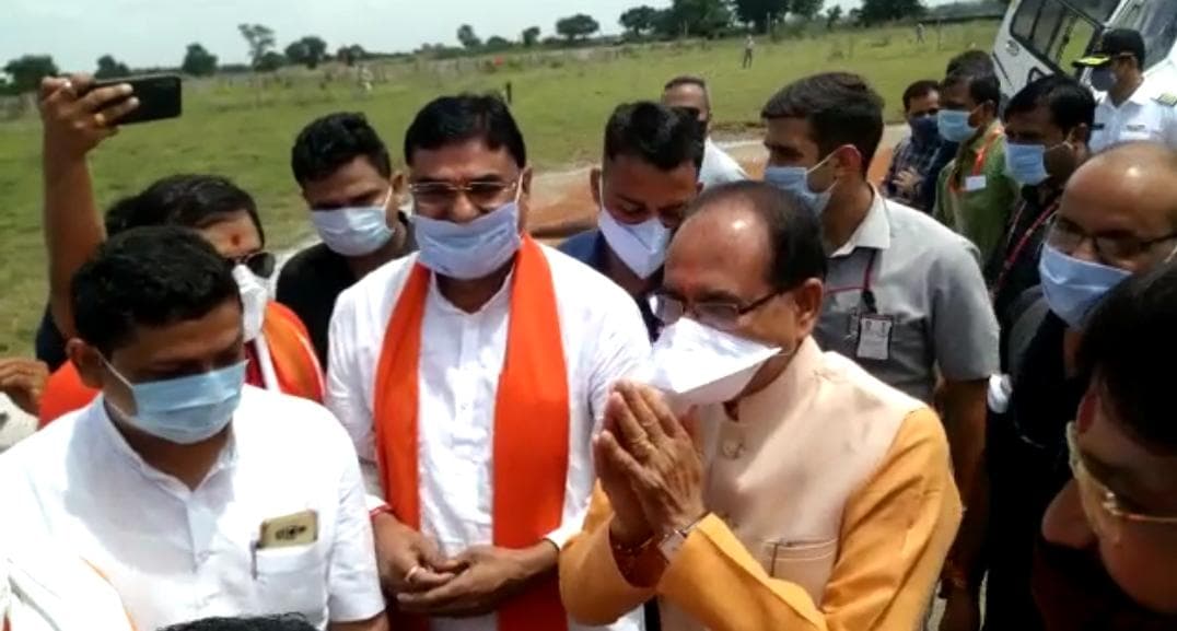 सीएम ने किया नेमावर के बाढ़ग्रस्त इलाकों का दौरा, पीड़ितों को मदद का आश्वासन