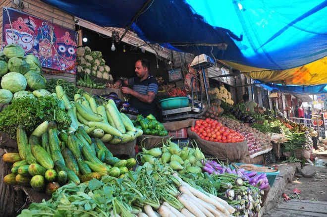 बाढ़ ने बिगाड़ा रसोई का बजट, आसमान छू रहे सब्जियों के दाम