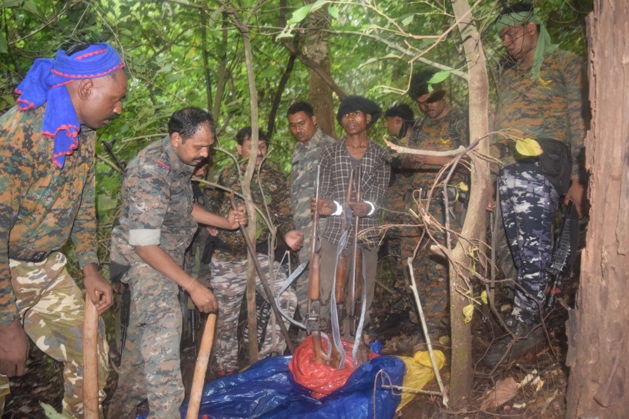 हार्डकोर नक्सली बादल की निशानदेही पर नक्सली असलहा और साहित्य बरामद
