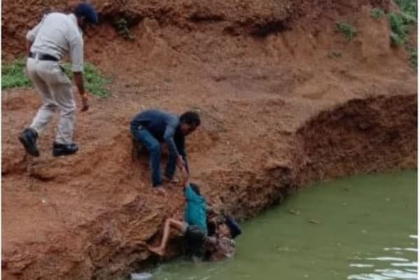 VIDEO: पैर फिसलने से कुंड में जा गिरा बच्चा, होमगार्ड सैनिकों ने जान पर खेलकर बाहर निकाला
