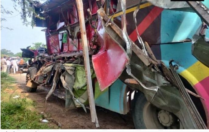 ACCIDENT: बस-ट्रक की जोरदार भिड़ंत, 7 मजदूरों की दर्दनाक मौत, वाहनों के उड़े परखच्चे