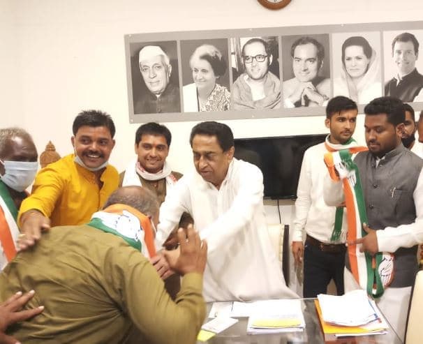 उपचुनाव के पहले भाजपा को बड़ा झटका, कई पदाधिकारी कांग्रेस में शामिल