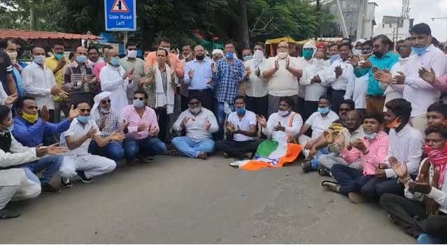 कमलनाथ के आव्हान पर किया कलेक्ट्रेट का घेराव, तीन घण्टे तक चला प्रदर्शन, चूडि़या की भेंट