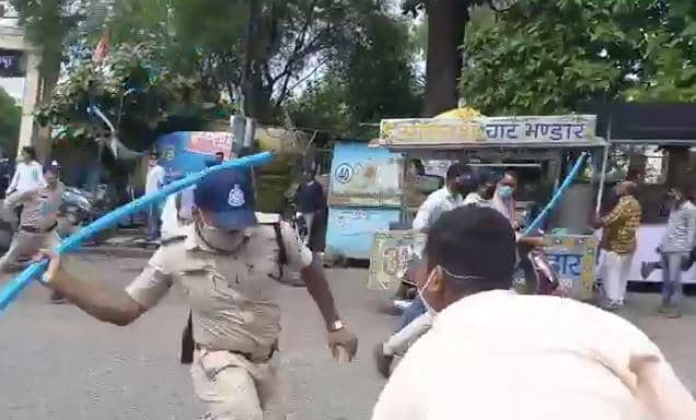 VIDEO : घेराव करने पहुंचे कांग्रेसियों को पुलिस ने खदेड़ा, तीखी नोंक-झोंक, धक्का मुक्की