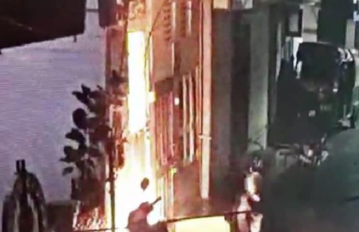 घरेलू विवाद : गुस्साए पति ने पत्नी के मायके में लगा दी आग, CCTV में सामने आया वीडियो