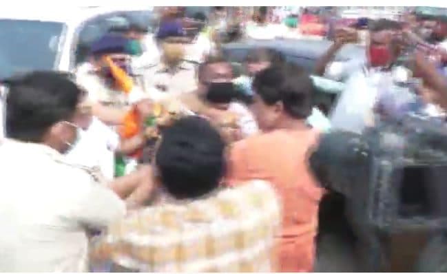 कमलनाथ के होर्डिंग हटाने पर भड़की कांग्रेस, कैबिनेट मंत्री से झूमाझटकी, जमकर हंगामा