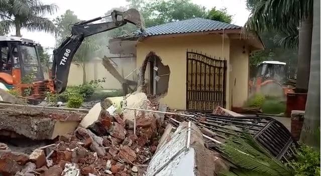 बड़ी कार्रवाई, बहुचर्चित सिकंदर के अय्याशी अड्डों पर चला प्रशासन का बुल्डोजर