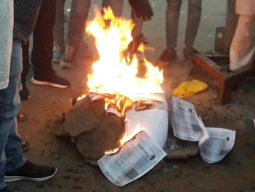 कांग्रेस ने जलाई बिजली बिलों की होली,कहां-विद्युत वितरण कंपनी बनी ईस्ट इंडिया कंपनी