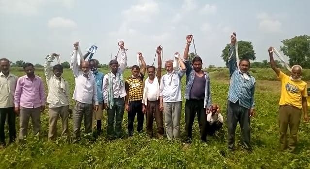 फसलें ख़राब होने पर किसानों का प्रदर्शन, गले मे फांसी का फंदा लगाकर कर रहे विरोध