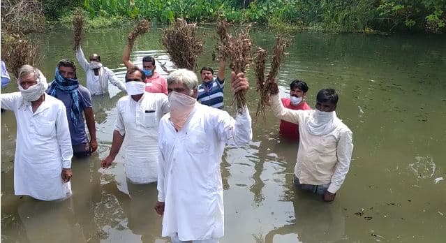 किसानों को नहीं मिला मुआवजा, नारज अन्नदाताओं ने किया जलसत्याग्रह आंदोलन