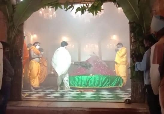 कुल गुरु के दरबार में पहुंचे सिंधिया, निभाई राजवंश परिवार की परंपरा, 46 मिनिट बाद मिला आशीर्वाद
