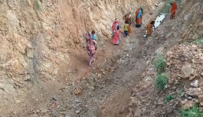 मांझी बनी छतरपुर की महिलाएं, पहाड़ को काटकर बनाया रास्ता