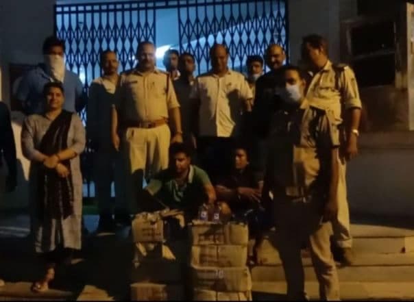 अवैध शराब जब्ती के बाद बदमाश ने पुलिस थाने के बाहर की फायरिंग