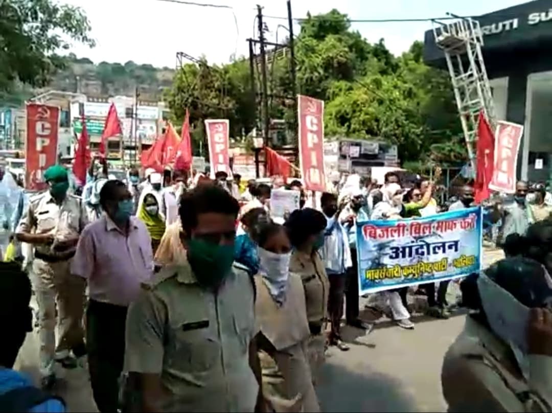 बंगले का घेराव करने जा रहे थे नाराज माकपा नेता, सड़क पर बैठकर ज्ञापन लिया ऊर्जा मंत्री ने 
