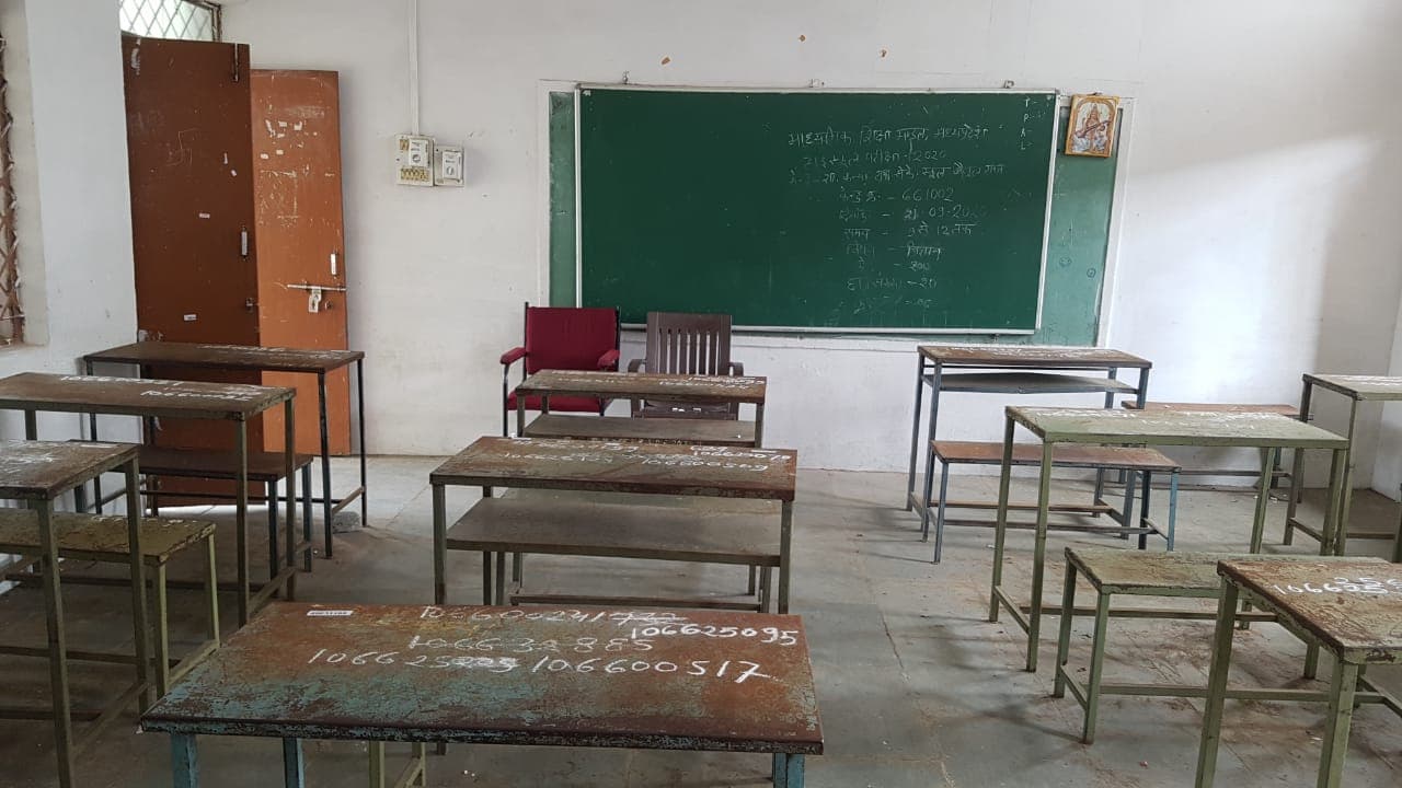 कोरोना का असर ,स्कूल खुले पर नहीं आए बच्चे ,शिक्षक करते रहे इंतेजार