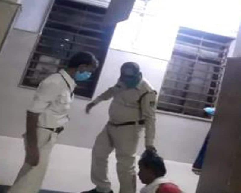 पुलिस का अमानवीय चेहरा, बाल पकड़कर घसीटा गया युवक