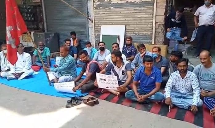 देशी शराब की दुकान खोले जाने के खिलाफ माकपा का धरना,रोक नहीं लगने पर आंदोलन की चेतावनी