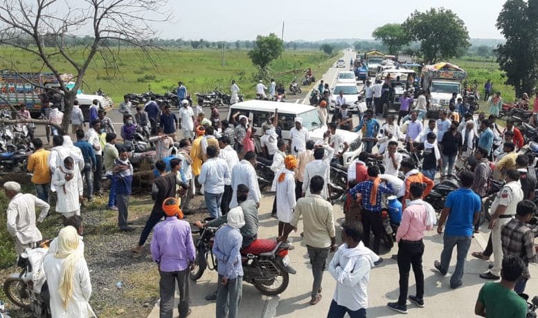 बीमा नही मिलने से नाराज किसानों ने हाइवे को किया जाम