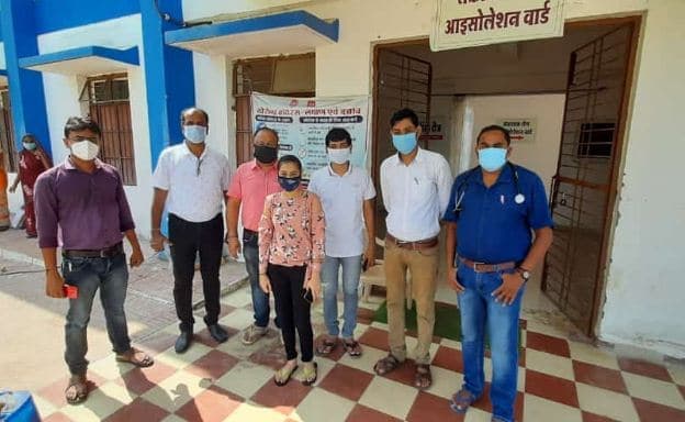 कोरोना को परास्त कर खुशी-खुशी अपने घर लौटे लोग, डॉक्टर और स्टाफ ने पुष्वर्षा कर किया विदा