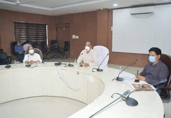 सीएम हेल्पलाईन की प्रतिदिन समीक्षा करें, शिकायतों का संतुष्टीपूर्ण निराकरण कराएं-कलेक्टर धनंजय सिंह