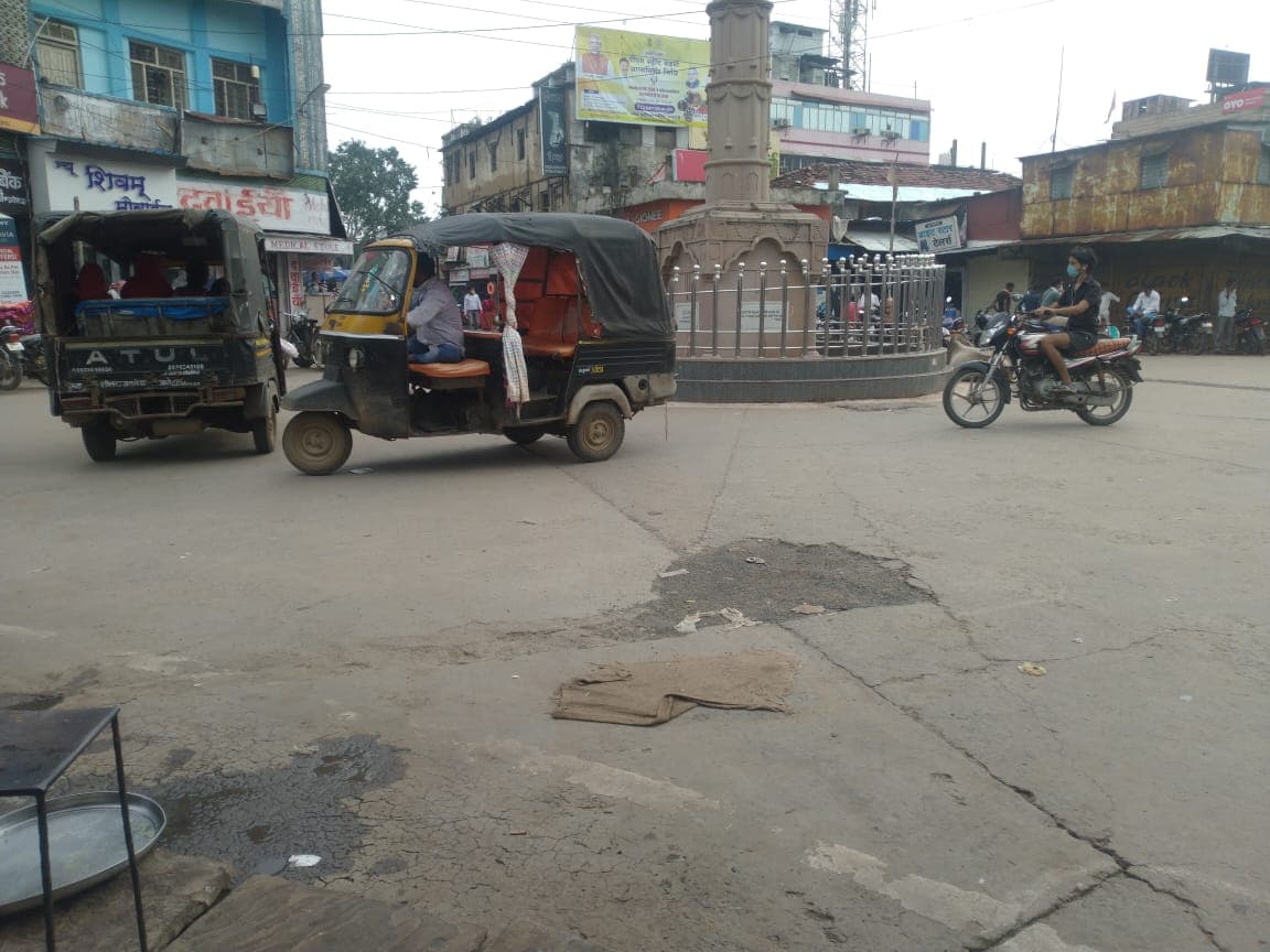 मुख्य चौक चौराहों पर ऑटो वालों का राज, सड़कों पर पार्किंग