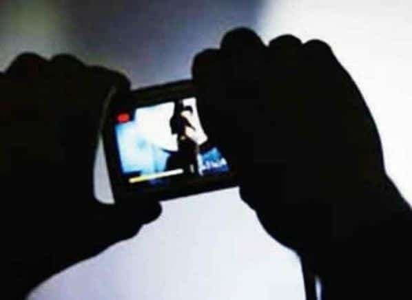 टीकमगढ़ : सोशल मीडिया पर वायरल हुआ अधिकारी का अश्लील वीडियो, महकमे में हड़कंप