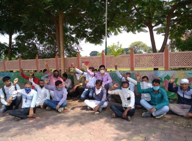 Teachers Day: अतिथि शिक्षकों ने काली पट्टी बांध कर किया प्रदर्शन