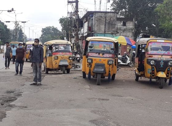 कोरोना काल में मनमाना किराया वसूल रहे ऑटो चालक