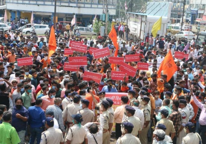 भोपाल में दुर्गा उत्सव की गाइडलाइन का विरोध, पुलिस ने भांजी लाठियां