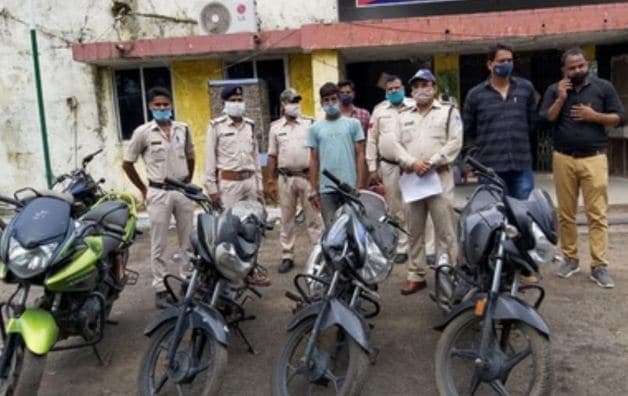 सड़क किनारे खड़ी बाइकों के लॉक तोड़ करता था चोरी, पुलिस ने योजना बनाकर पकड़ा