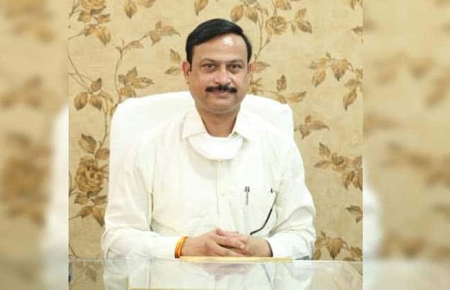 कलेक्टर की पहल, ऑनलाइन एजुकेशन से वंचित छात्र के पिता को ऑफिस बुलाकर दिया स्मार्टफोन