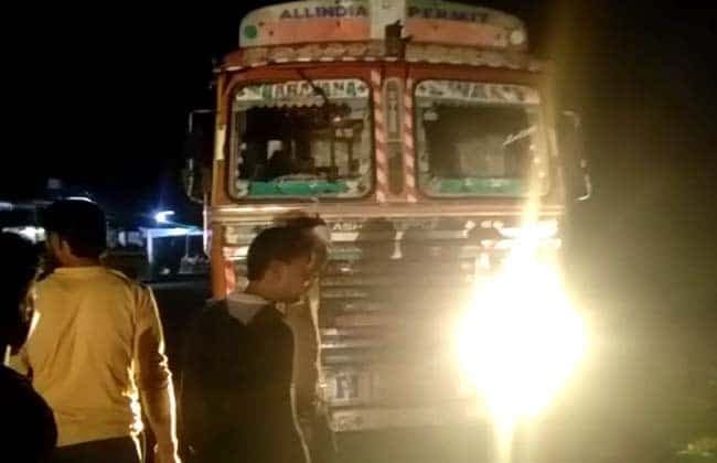 दर्दनाक सड़क हादसा: बाइक सवार को ट्रक ने कुचला, युवक की मौके पर ही मौत, दो गंभीर घायल