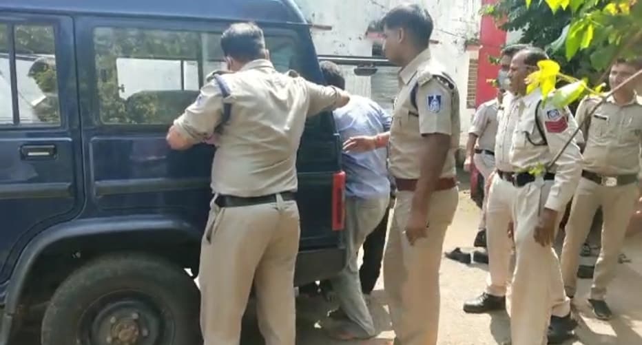 बाप-बेटे ने बीच बाजार की युवक की हत्या, लोगों ने पकड़कर पुलिस को सौंपा