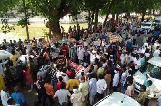 कृषि बिल का विरोध, किसानों ने घेरी कमिश्नरी, बिल वापस होने तक लड़ाई जारी रखने का लिया संकल्प