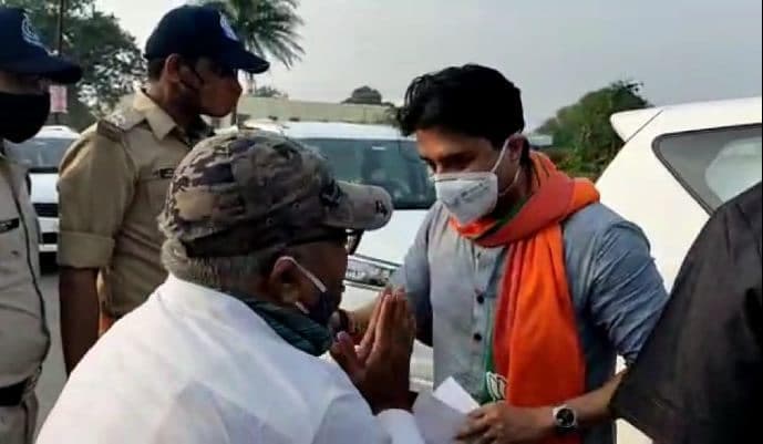पालकों ने रोका सीएम का काफिला, कार से उतरे सिंधिया तो हाथ जोड़कर लगाई गुहार