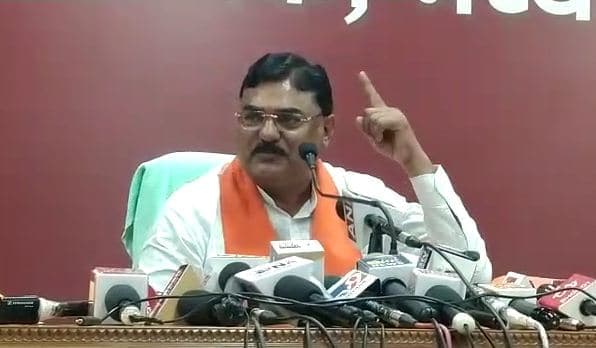 नाथ पर जमकर बरसे कमल, सिंधिया का किया धन्यवाद
