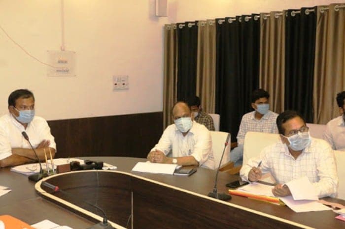 कमिश्नर ने ली भू-अर्जन व राजस्व प्रकरणों की समीक्षा बैठक, अधिकारियों को महत्वपूर्ण निर्देश