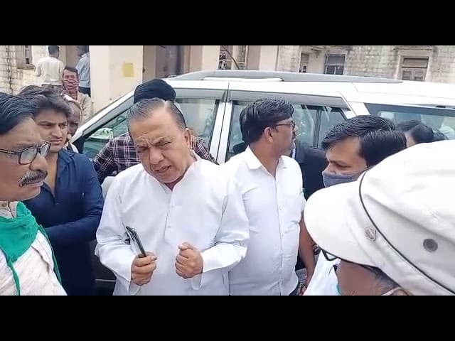 अधिकारियों पर भड़के कांग्रेस विधायक गोपाल सिंह चौहान, बोले- औकात और हैसियत में रहो