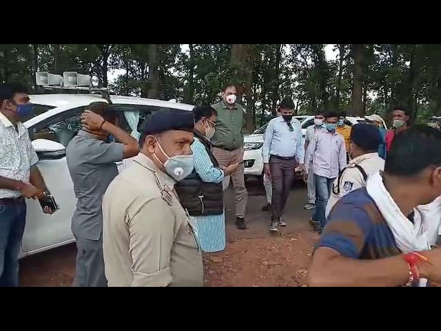 VIDEO VIRAL: MP में चरणवंदना का सिलसिला जारी, थाना प्रभारी ने छूए वनमंत्री विजय शाह के पैर